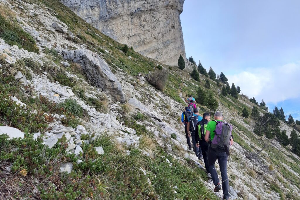 Paysage de montagne avec un groupe de randonneurs sur un sentier en liberté dans le Vercors
