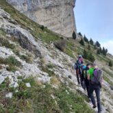 Paysage de montagne avec un groupe de randonneurs sur un sentier en liberté dans le Vercors