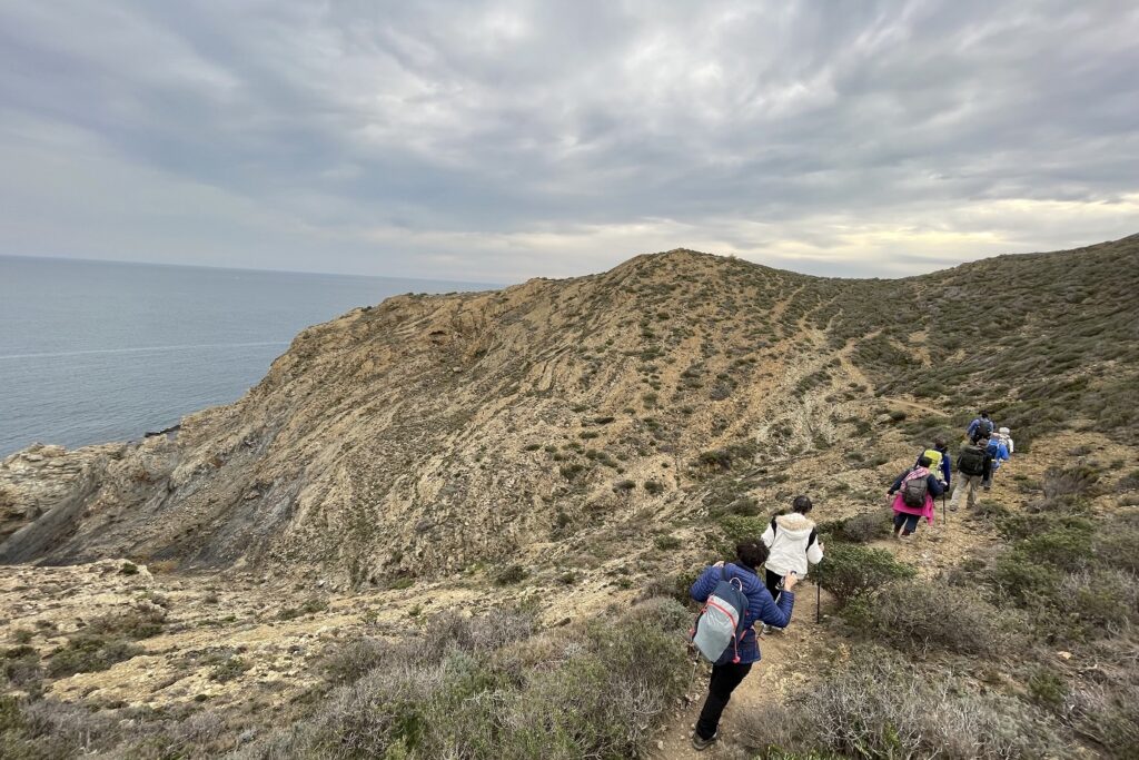 Groupe de randonneurs sur un sentier de randonnée proche de Banyuls
