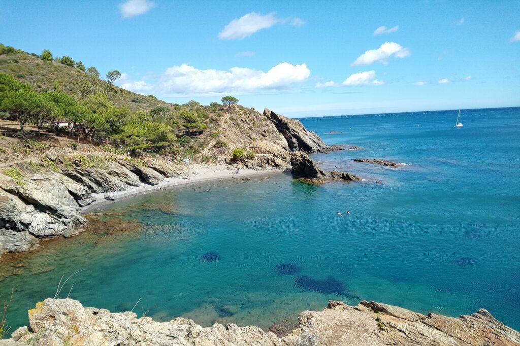 Paysage de bord de mer, dans une crique, à côté du village de banyuls, dans les Pyrénées orientales