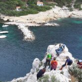 Groupe de randonneurs avec leur guide en train d'observer de haut la mer et le port