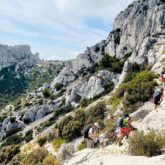 Groupe de randonneurs sur un sentier de randonnée en liberté dans les falaises et les pics de montagnes surplombant la mer