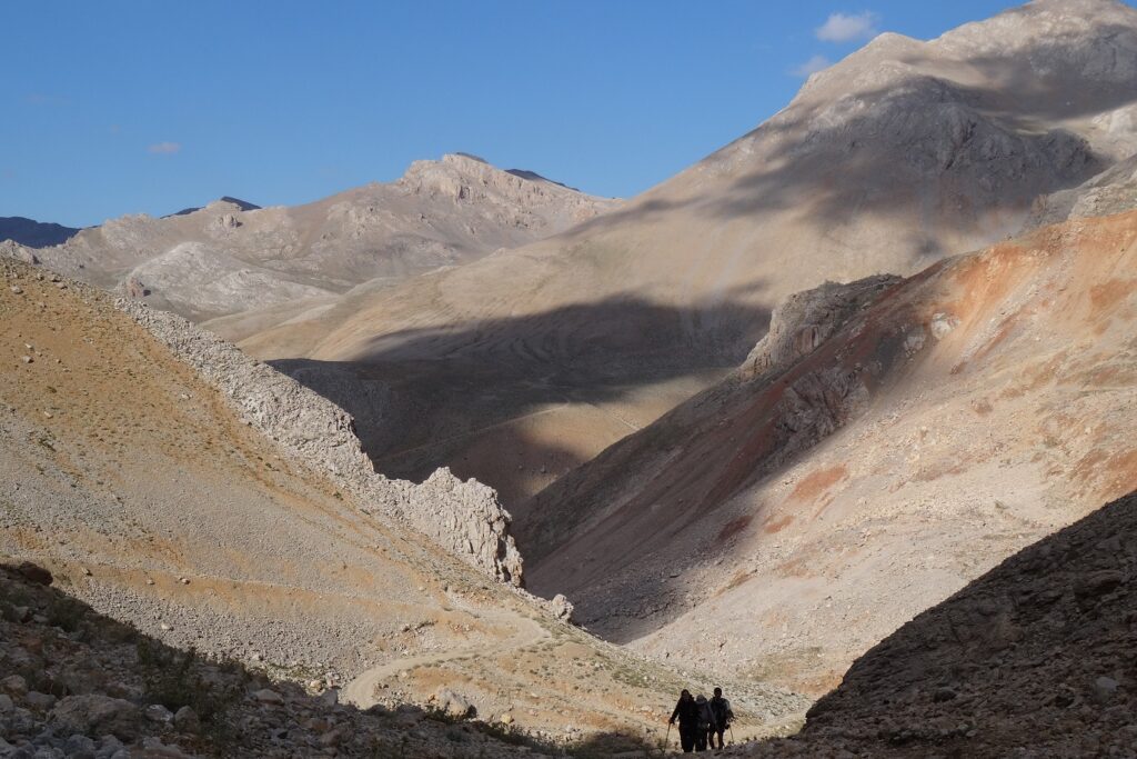Paysage de Turquie avec un groupe de randonneurs et leur guide