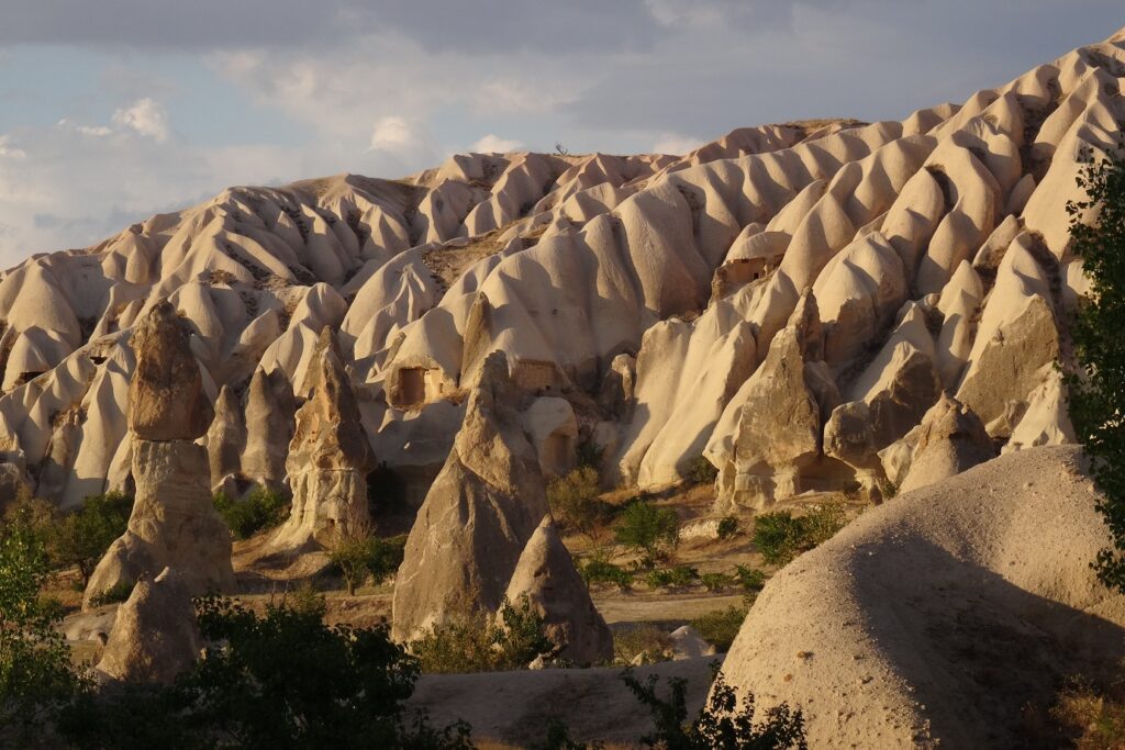 Paysage de Turquie avec des reliefs typique de l'endroit avec des pics de pierre blanche