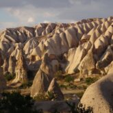 Paysage de Turquie avec des reliefs typique de l'endroit avec des pics de pierre blanche