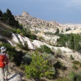 Groupe de randonneurs avec leur guide sur un sentier de randonnée, avec des paysages de montagnes blanches caractéristiques de la zone.