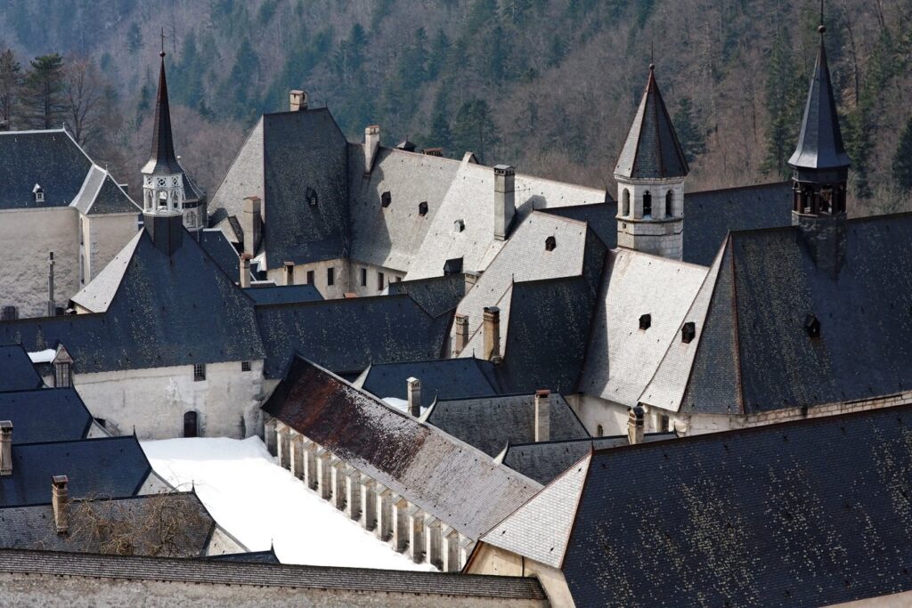 Paysage d'un village dans la Chartreuse lors d'un séjour rando bien-être