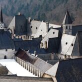 Paysage d'un village dans la Chartreuse lors d'un séjour rando bien-être