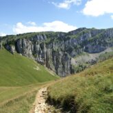 Paysage de montagne avec un sentier de randonnée et en fond des sommets dans le parc de la Chartreuse