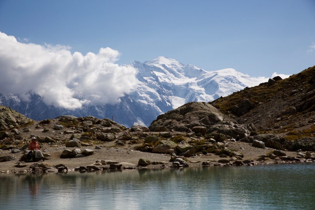 Paysage de montagne avec un lac au premier plan et à l'arrière-plan des sommets enneigés et le glacier