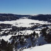 Paysage de montagne avec des arbres en contrebas et des vallées enneigées