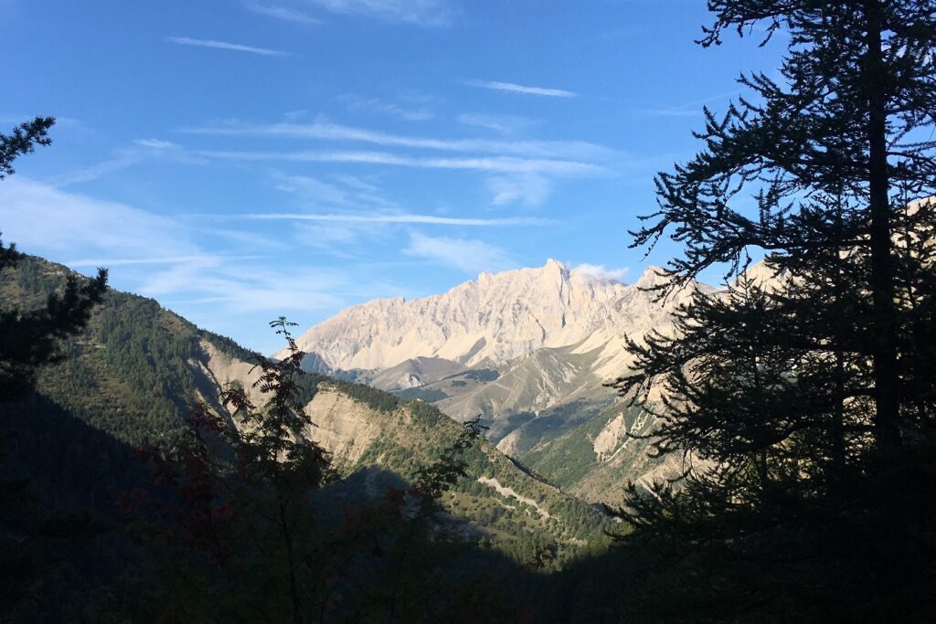 Paysage estival de montagne observé lors d'un séjour de randonnée accompagné en itinérance sur le circuit retrouvant Buëch Dévoluy