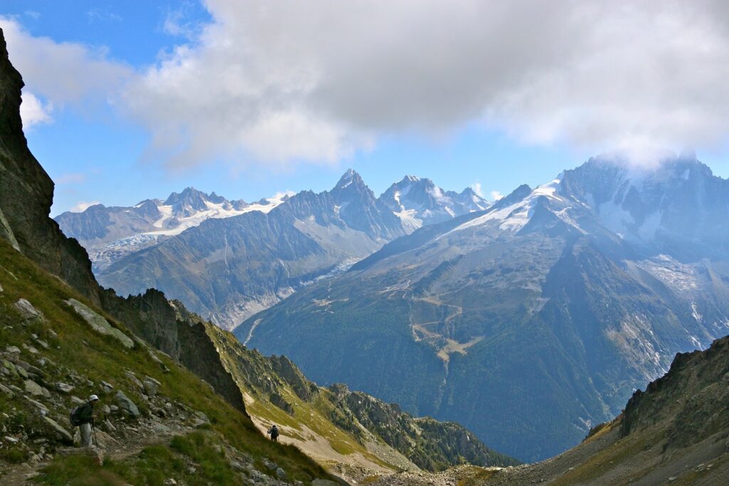 Paysage montagnard avec des sommets en fond pris depuis une autre montagne