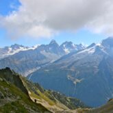 Paysage montagnard avec des sommets en fond pris depuis une autre montagne