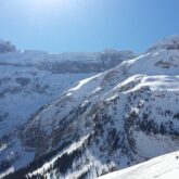 Paysage de montagne dans les Pyrénées entre Gavarnie et Cauterets, avec des sommets en fond, un paysage ensoleillé.