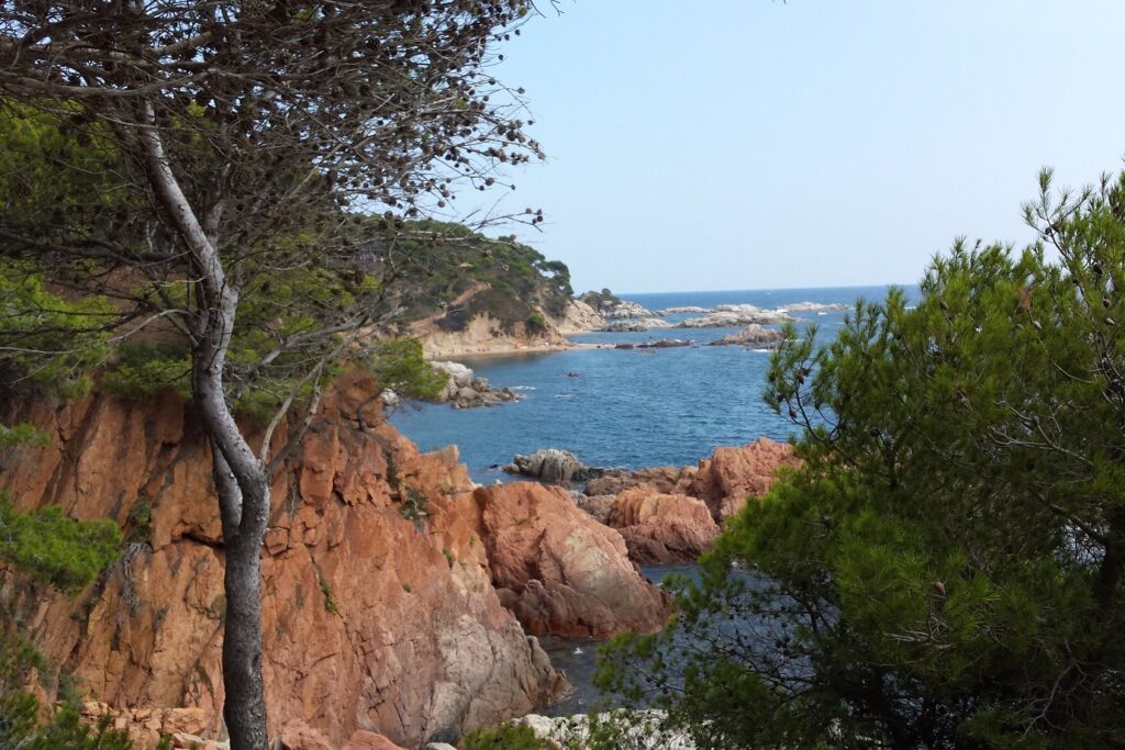 Paysage sur la Costa Brava avec des falaises aux couleurs orangées