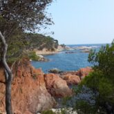 Paysage sur la Costa Brava avec des falaises aux couleurs orangées