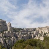 Paysage rocailleux avec des sommets et en contrebas des forêts