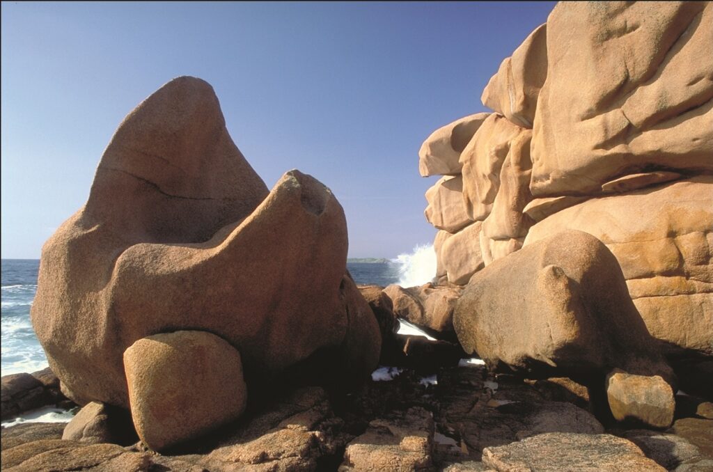 Paysage côtier sur la côte de granit rose en Bretagne avec de gros rochers et en fond l'océan