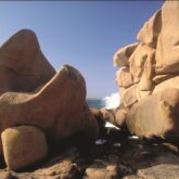 Paysage côtier sur la côte de granit rose en Bretagne avec de gros rochers et en fond l'océan