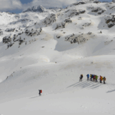 Groupe de randonneurs sur un sentier en raquettes dans les encantats