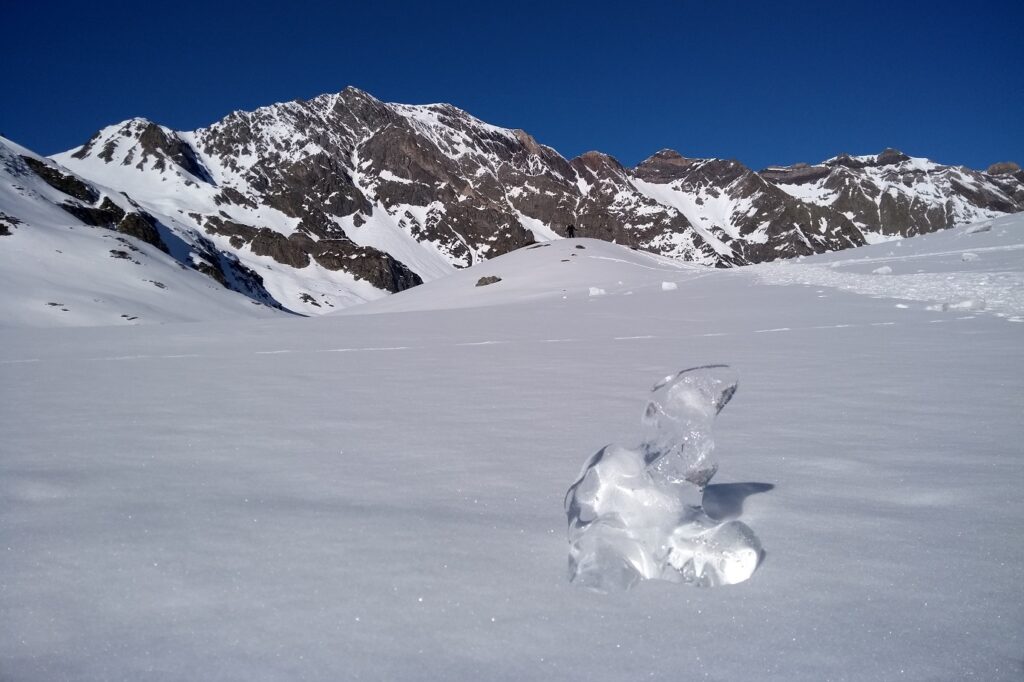Paysage hivernal couvert de neige dans le massif du Néouvielle