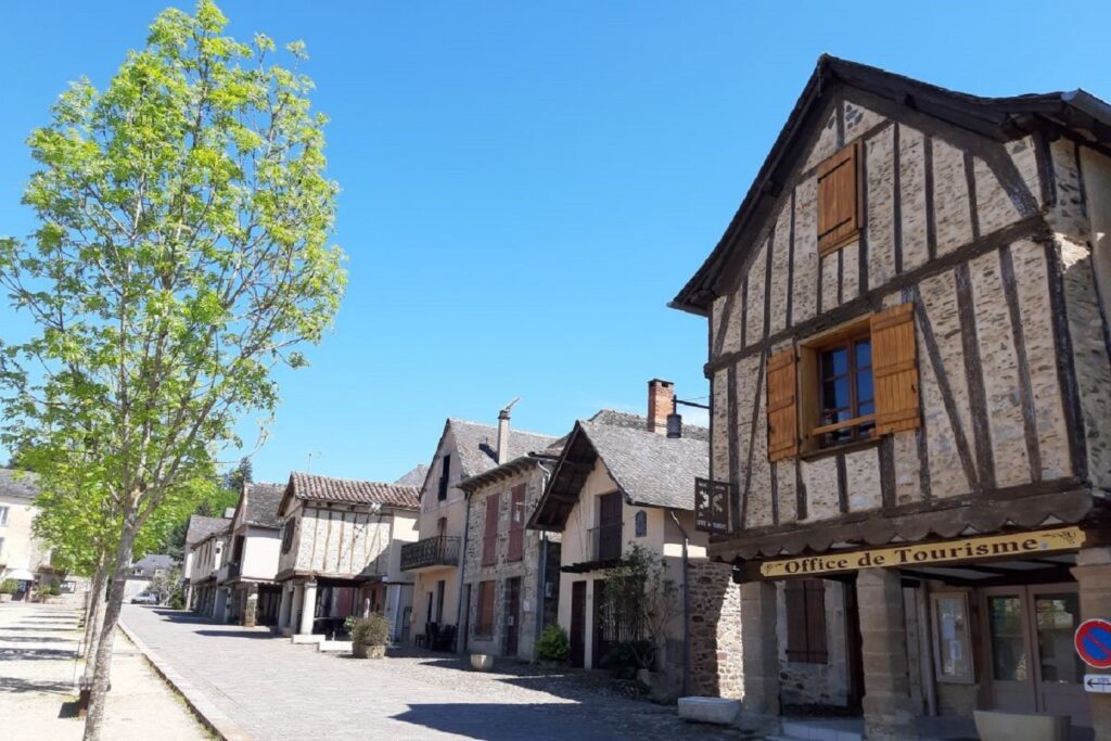 Paysage d'un village dans le Quercy avec des maisons à colombage