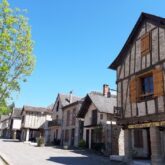 Paysage d'un village dans le Quercy avec des maisons à colombage