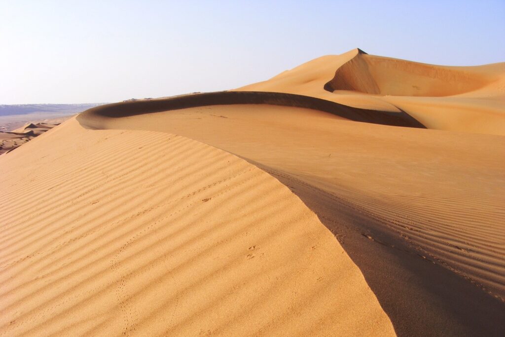 Paysages désertiques avec des dunes de sable ocre à Oman
