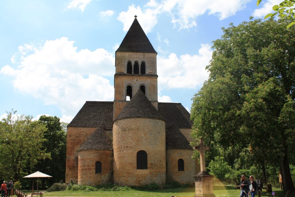 Paysage d'un monument religieux en Dordogne encadré de végétation