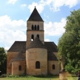 Paysage d'un monument religieux en Dordogne encadré de végétation