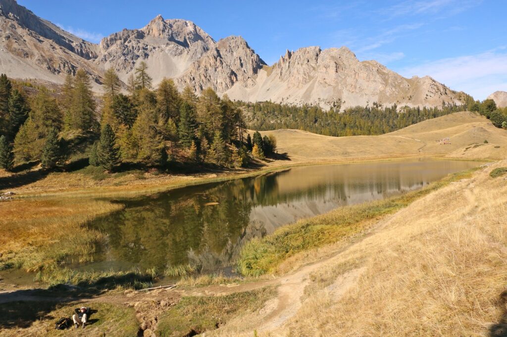 Paysage montagne avec un lac de montagne au premier plan et des sommets en fond