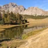 Paysage montagne avec un lac de montagne au premier plan et des sommets en fond