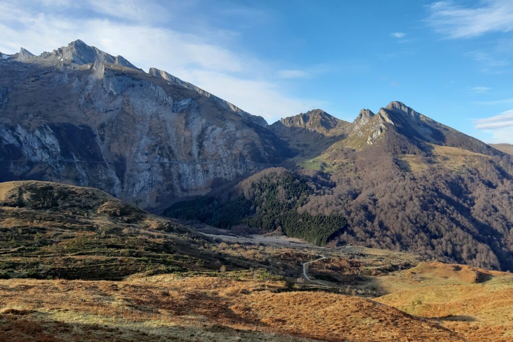 Paysage de montagne avec des sommets en fond et au premier plan une plaine en temps d'été