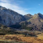 Paysage de montagne avec des sommets en fond et au premier plan une plaine en temps d'été