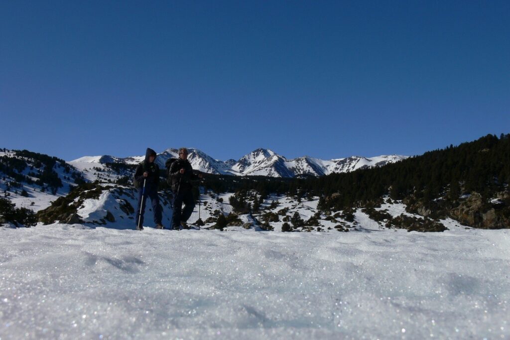 Paysage montagnard en Cerdagne en hiver, avec les montagnes couvertes de neige