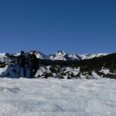 Paysage montagnard en Cerdagne en hiver, avec les montagnes couvertes de neige