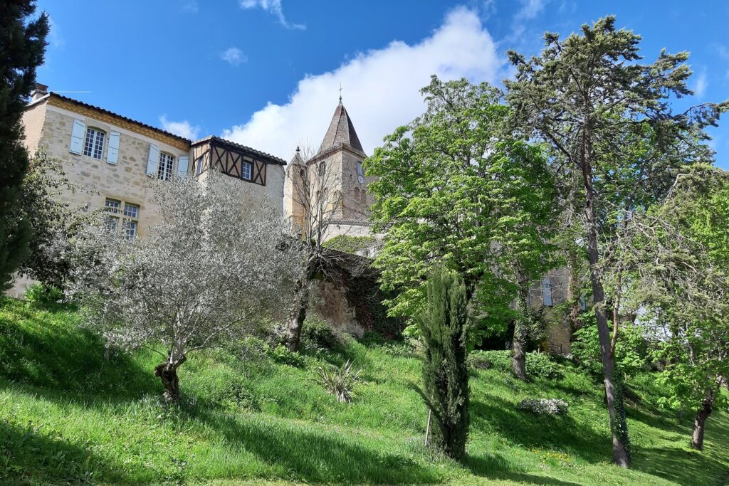 Monument médiéval sur les hauteurs du village, encadré d'arbres en contrebas