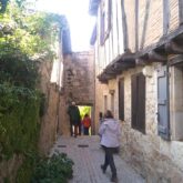 Groupe de randonneurs sur un chemin dans un village du Gers lors d'un séjour de découverte du patrimoine et de la gastronomie de la zone
