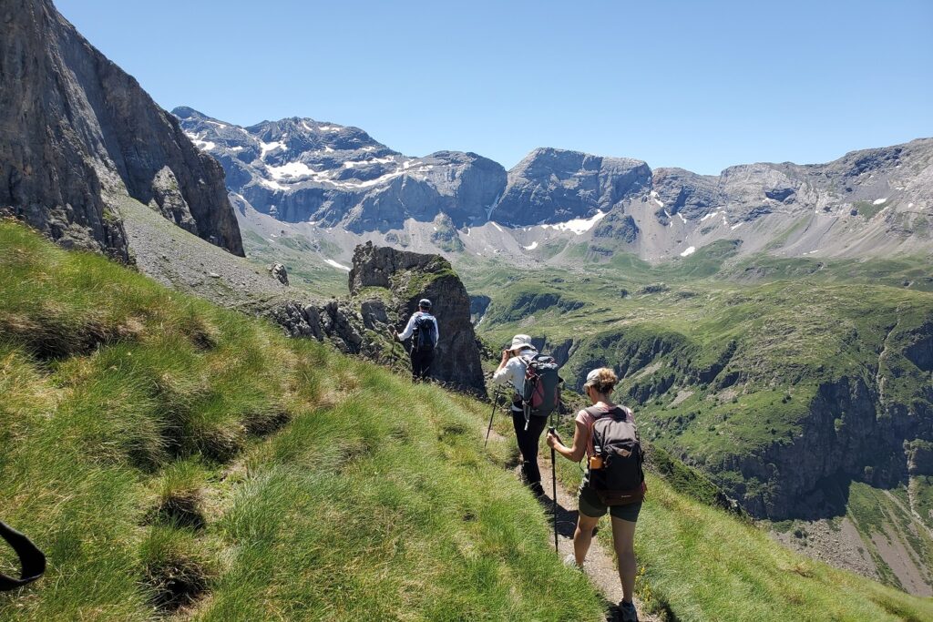 Groupe de randonneurs sur un sentier en montagne sur le secteur de Cauterets, Gavarnie, avec un guide.