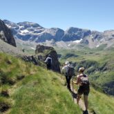 Groupe de randonneurs sur un sentier en montagne sur le secteur de Cauterets, Gavarnie, avec un guide.