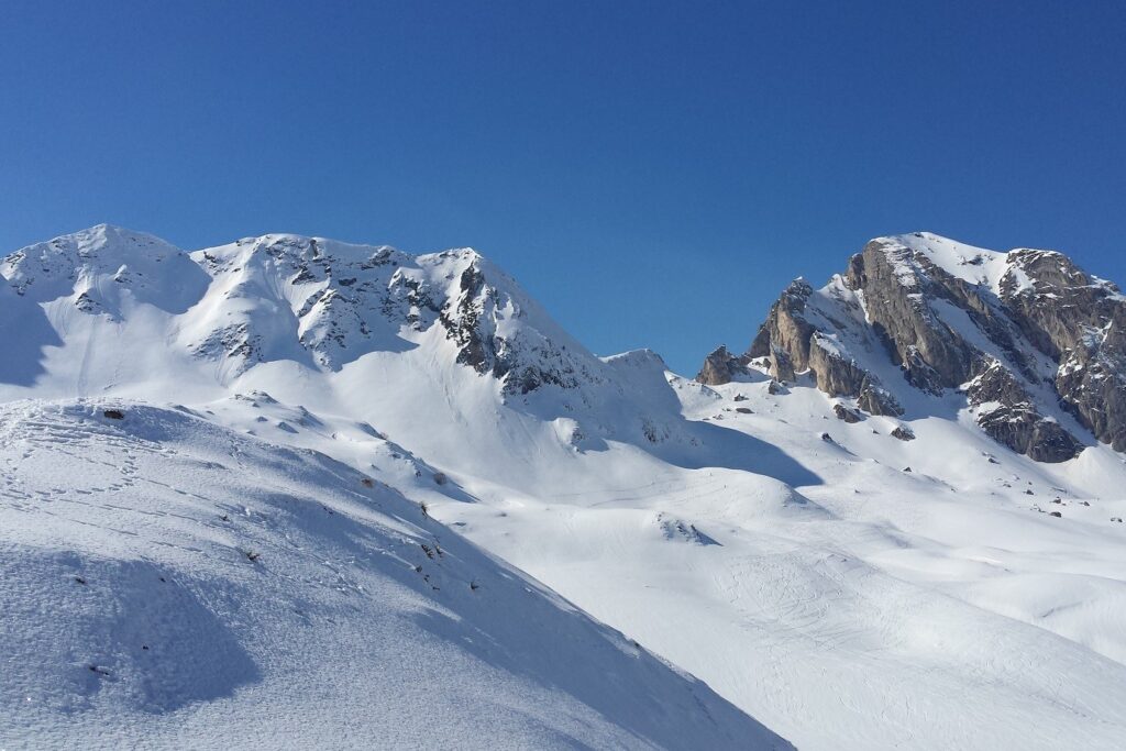 Paysage enneigé dans les hautes Pyrénées observé lors d'un séjour accompagné en raquettes