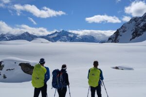 Groupe de randonneurs en raquettes avec leur guide face aux montagnes enneigées du massif du Néouvielle.