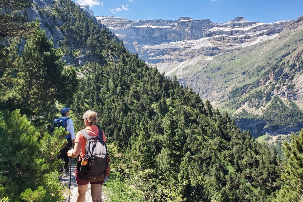 Groupe de randonneurs sur un sentier en randonnée dans le secteur de Gavarnie ordesa, lors d'un séjour de randonnée accompagné par un guide