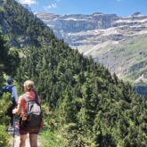 Groupe de randonneurs sur un sentier en randonnée dans le secteur de Gavarnie ordesa, lors d'un séjour de randonnée accompagné par un guide