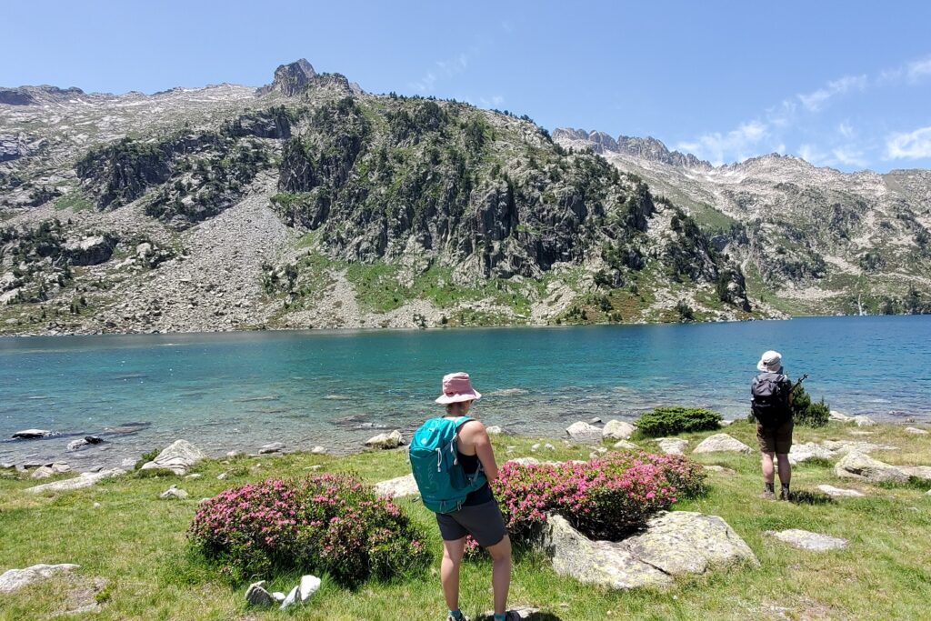 Groupe de randonneurs en bord d'un lac de montagne dans le massif du Néouvielle