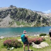 Groupe de randonneurs en bord d'un lac de montagne dans le massif du Néouvielle