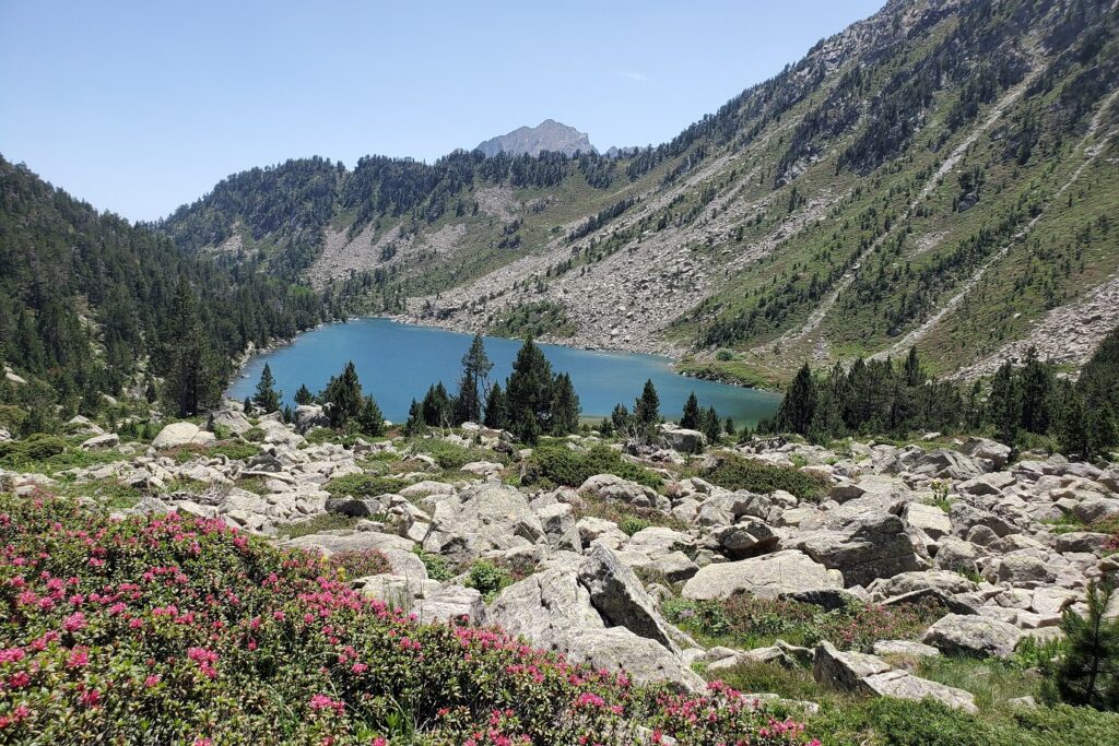 Paysage de montagne dans le massif du Néouvielle avec un lac