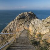 Paysage sur des îles au large de la Bretagne d'un escalier qui descend au sein des roches vers l'océan