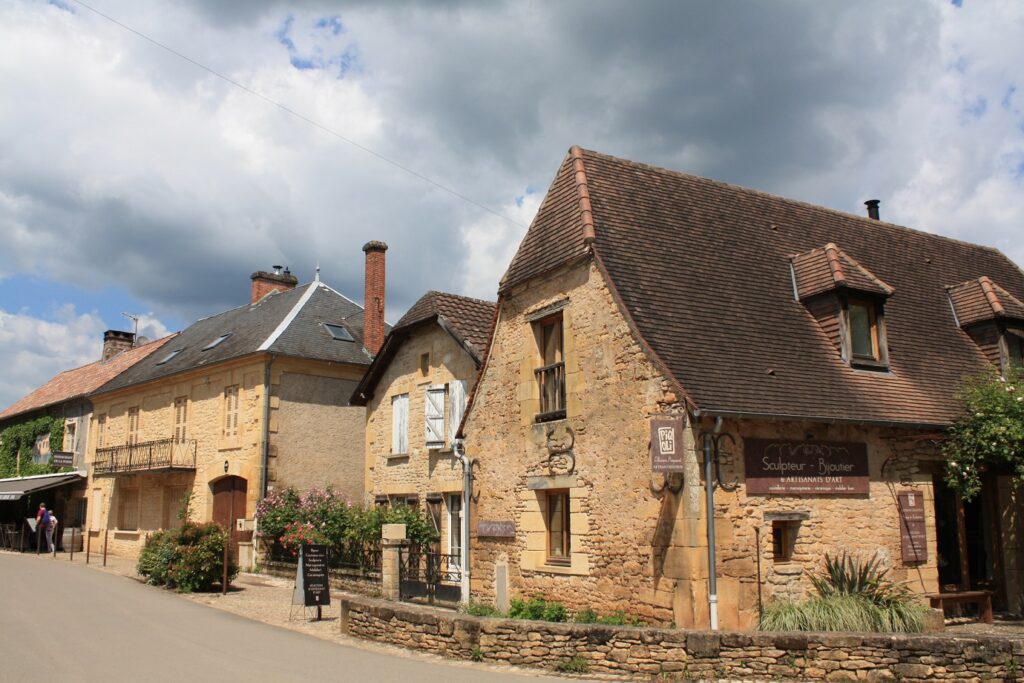 Paysage d'un village du Périgord avec des maisons au toit typique de la région